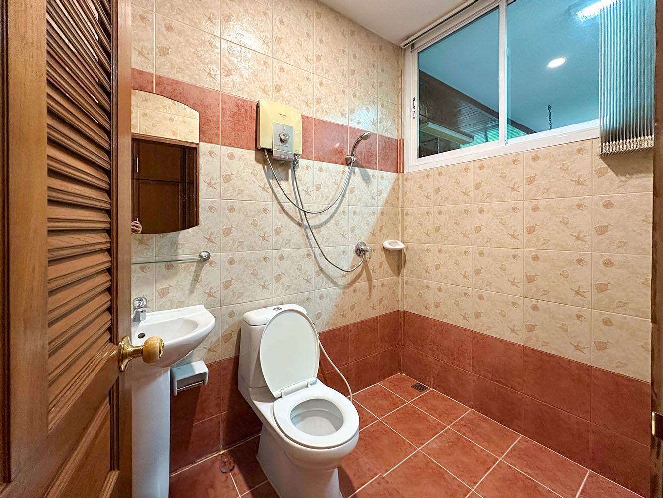 (PRICE REDUCED!) Rare Opportunity 9-Bedroom Beachfront Villa with Redevelopment Potential in Bangpor