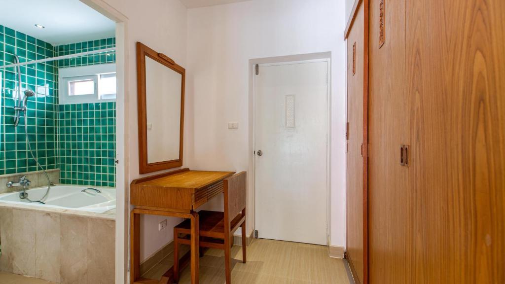 Tropical 4-bedroom Beachside villa with Rooftop Terrace in Hua Thanon for sale