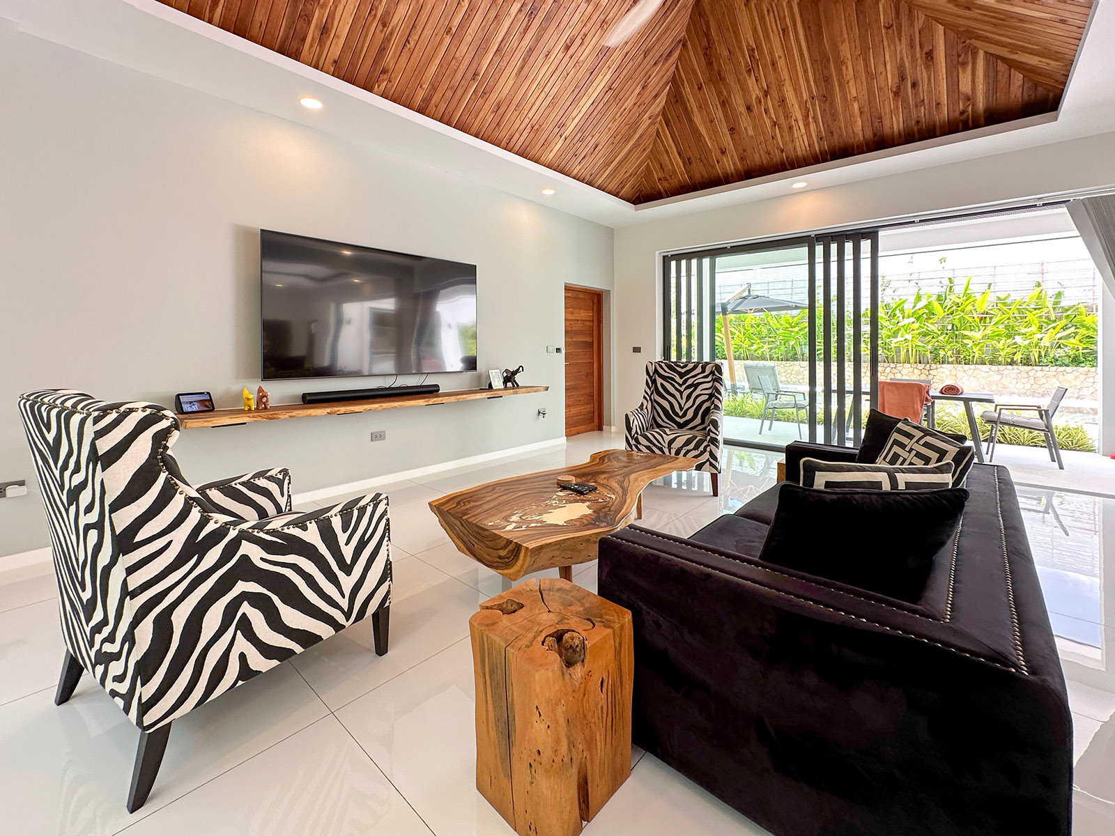 Tropical Balinese 4 Bedroom Garden Pool Villa in Maenam for Sale