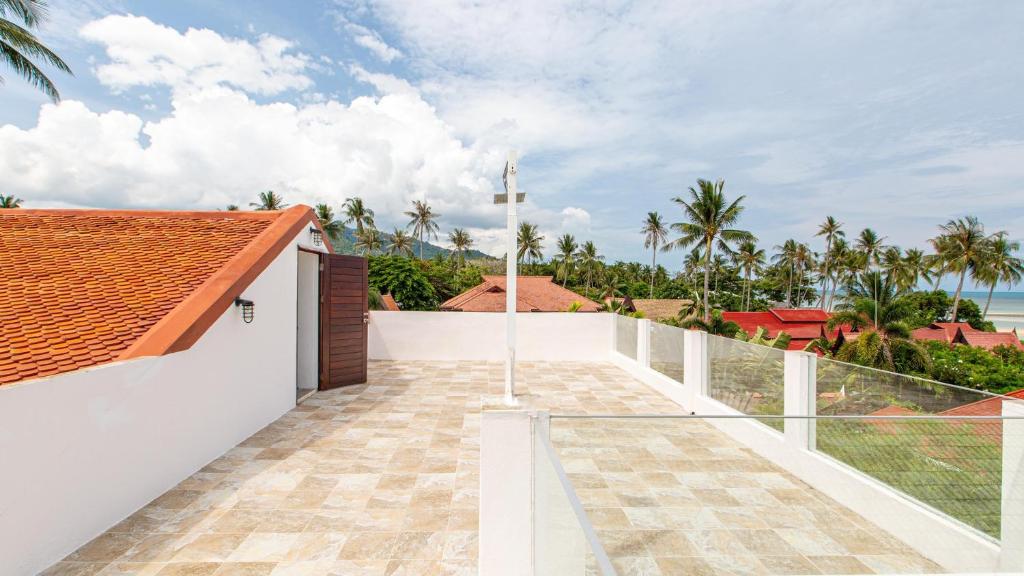 Tropical 4-bedroom Beachside villa with Rooftop Terrace in Hua Thanon for sale