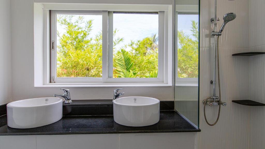 Tropical 4-bedroom Beachside villa with Rooftop Terrace in Hua Thanon for sale