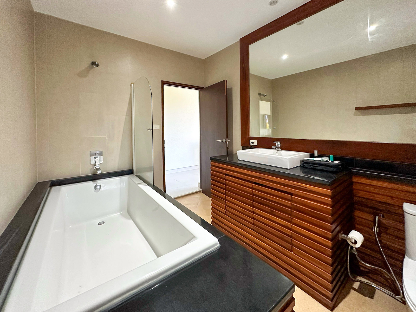 (PRICE REDUCED!) Contemporary 4 Bedroom Seaview Villa in Plai Laem for sale