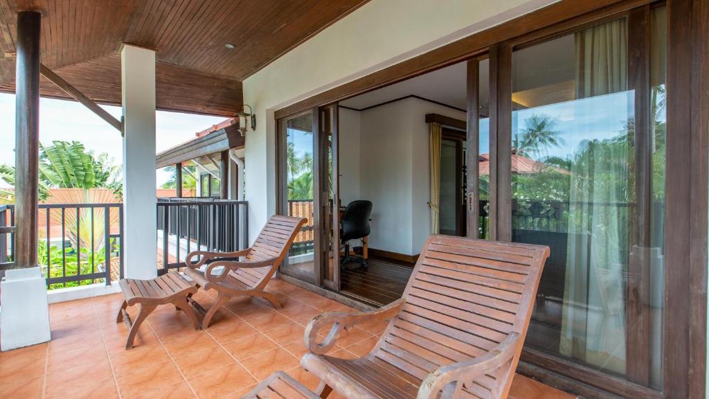 Tropical 4-bedroom Beachside villa with Rooftop Terrace in Hua Thanon for sale