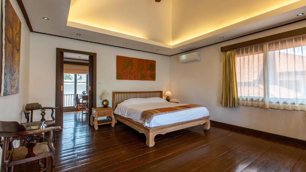 Tropical 4-bedroom Beachside villa with Rooftop Terrace in Hua Thanon for sale