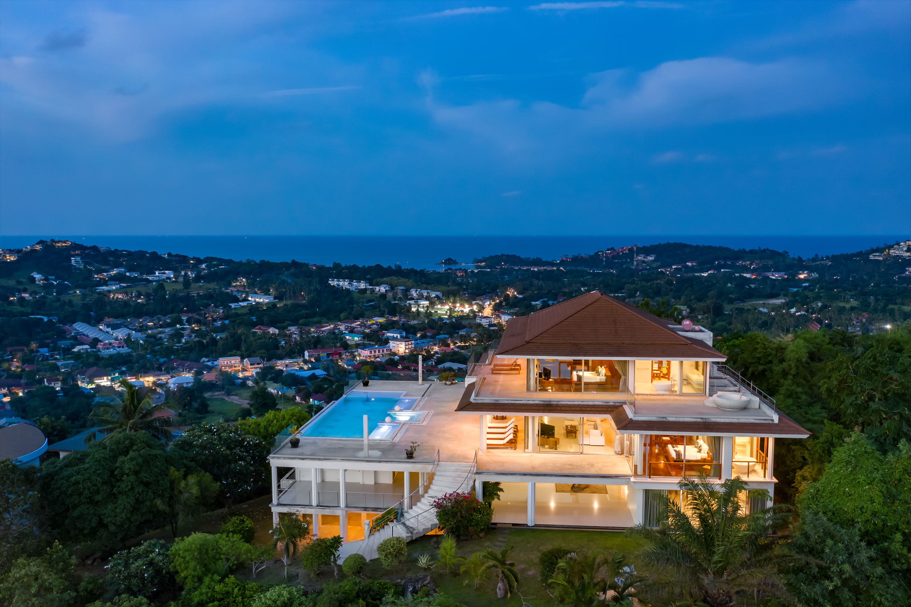 (PRICE REDUCED!) Hilltop Villa with 360-Degree View – 5 Bedroom Villa with Renovation Potential in Plai Laem for Sale