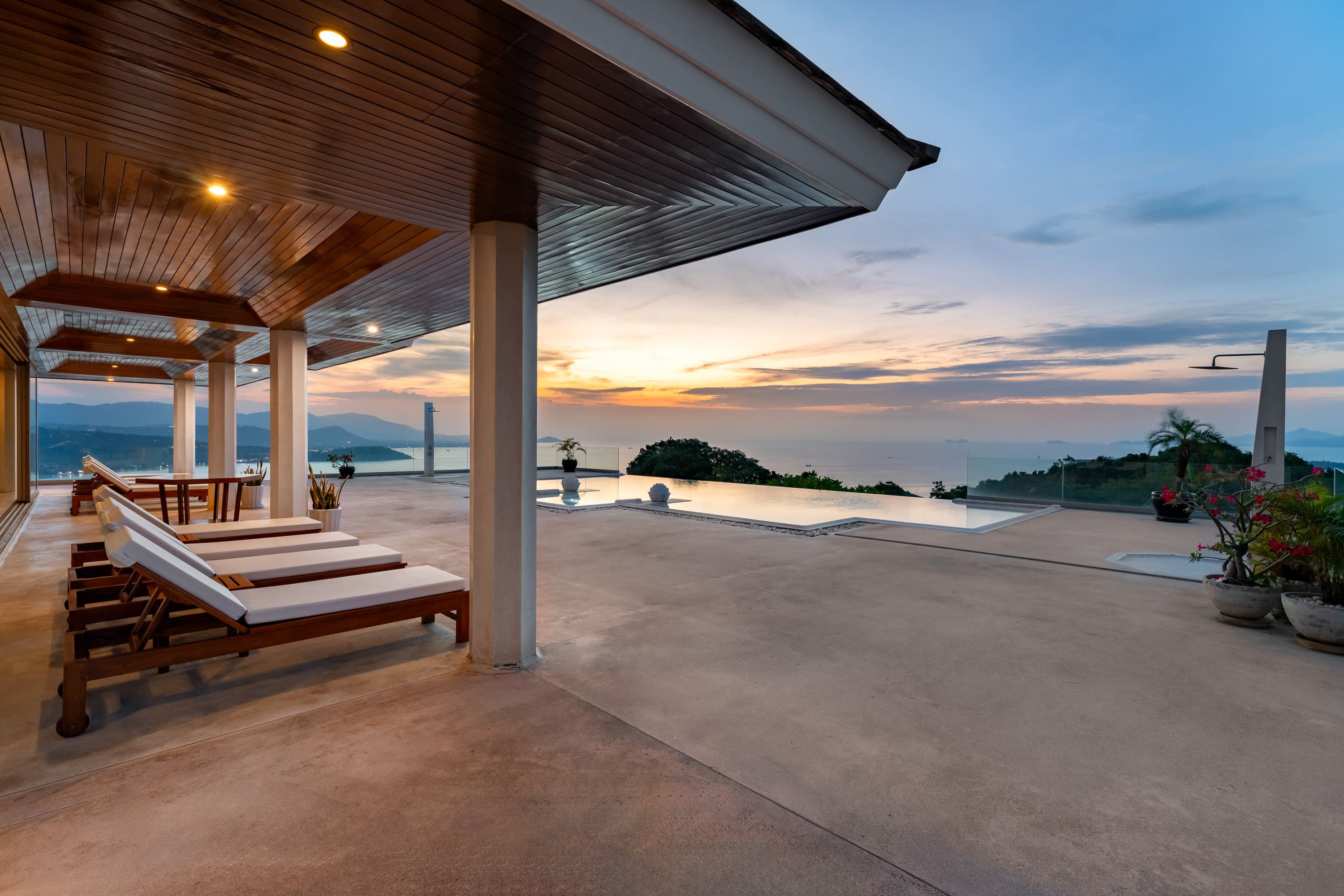 (PRICE REDUCED!) Hilltop Villa with 360-Degree View – 5 Bedroom Villa with Renovation Potential in Plai Laem for Sale