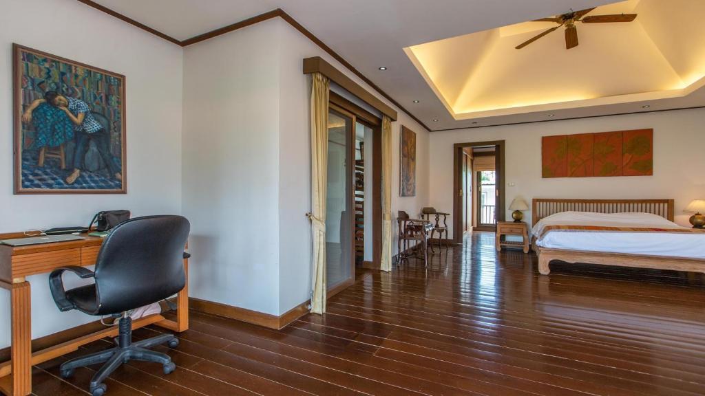 Tropical 4-bedroom Beachside villa with Rooftop Terrace in Hua Thanon for sale
