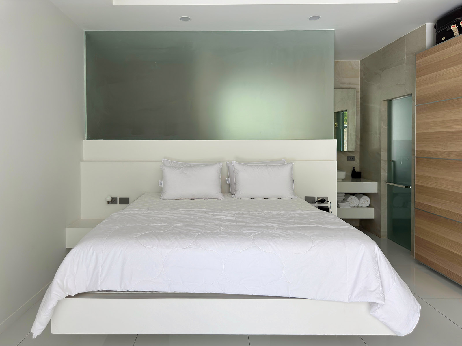 Tropical Balinese 4 Bedroom Garden Pool Villa in Maenam for Sale