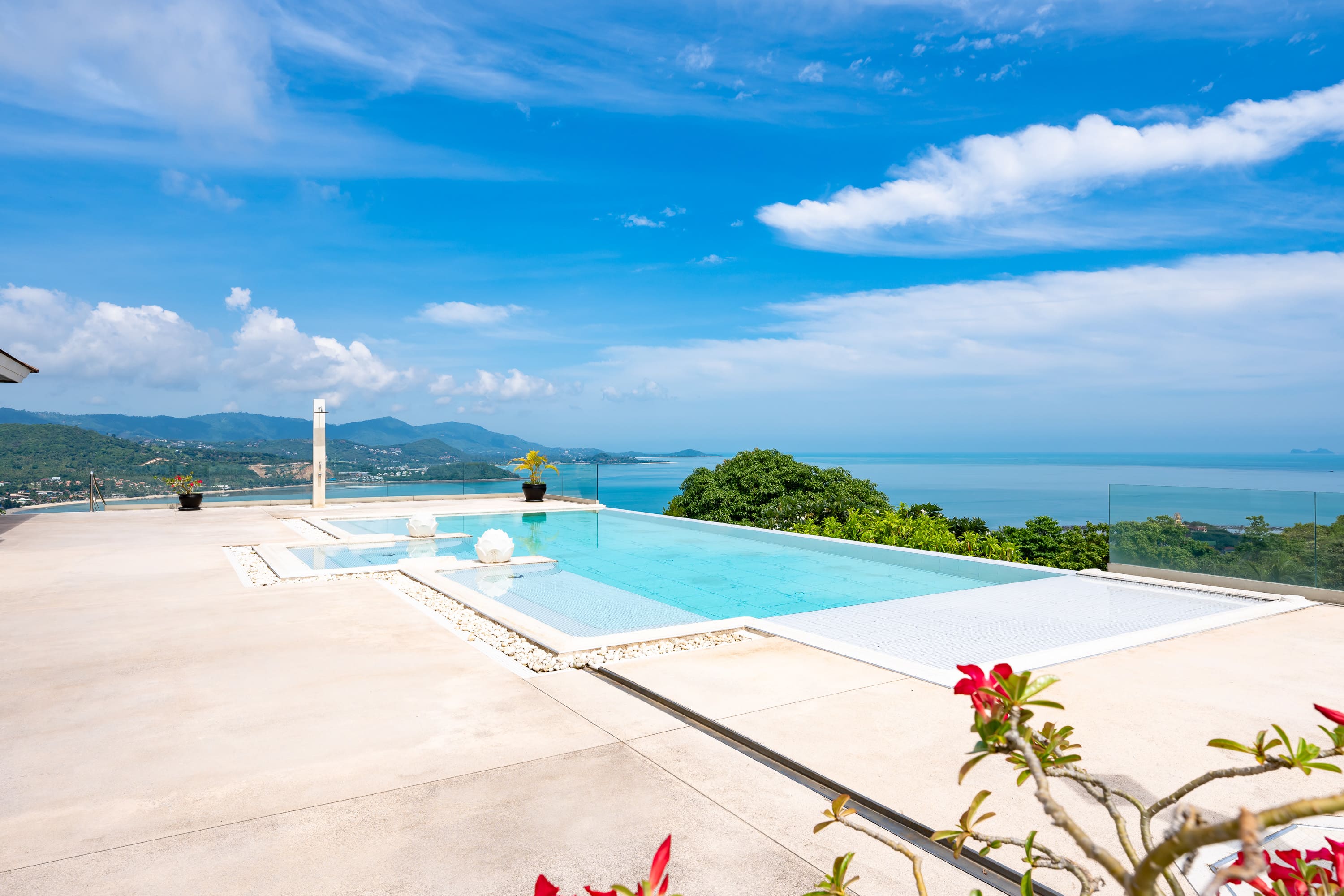 (PRICE REDUCED!) Hilltop Villa with 360-Degree View – 5 Bedroom Villa with Renovation Potential in Plai Laem for Sale