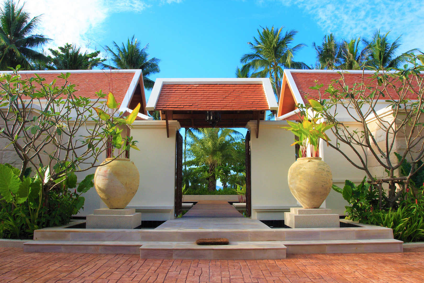 Baan Chom Talay - Classic 5 Bedroom Beachfront Villa in Lipa Noi for sale