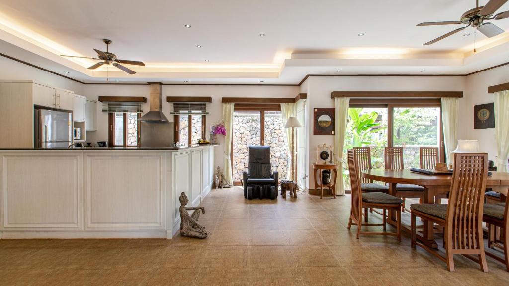 Tropical 4-bedroom Beachside villa with Rooftop Terrace in Hua Thanon for sale