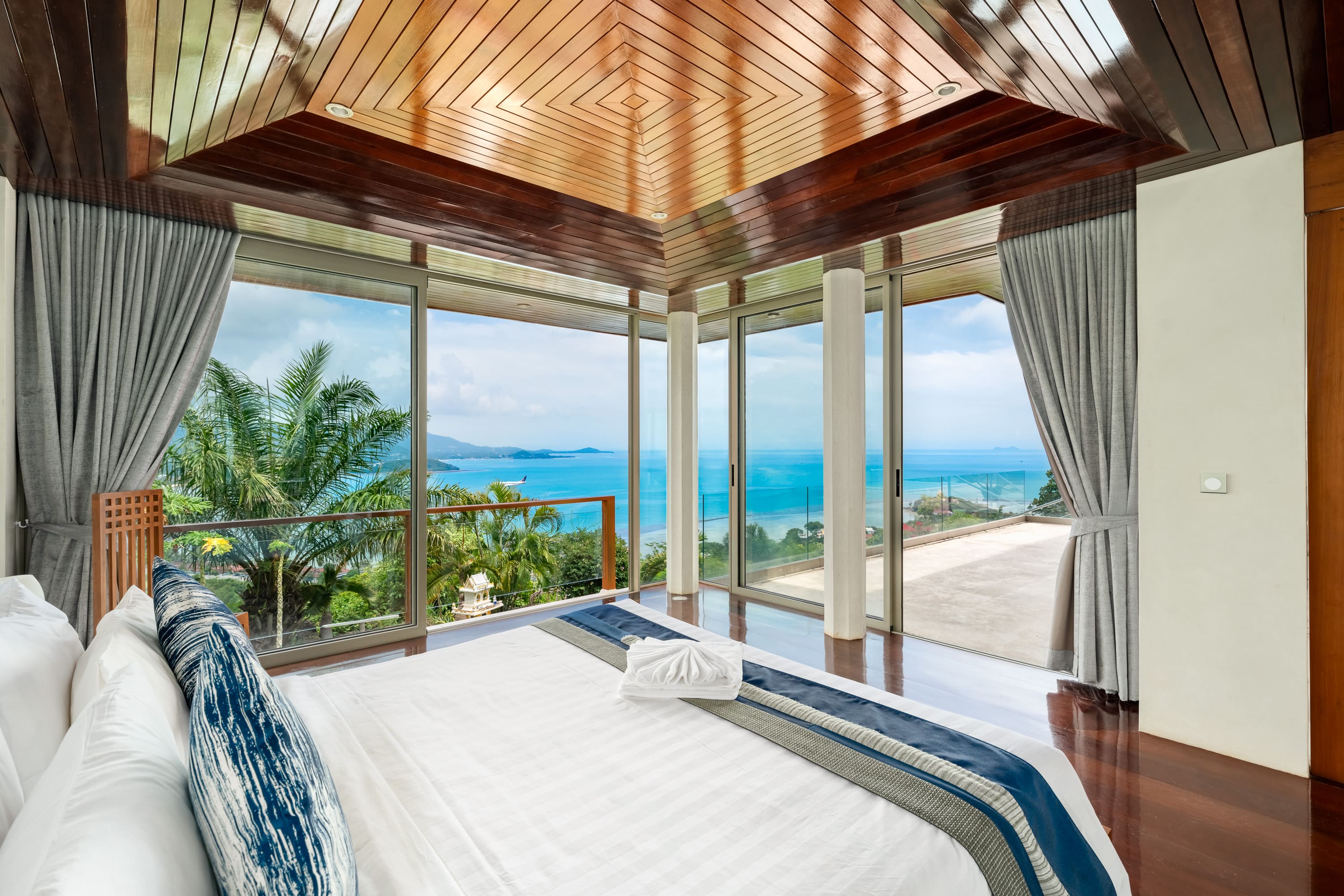 (PRICE REDUCED!) Hilltop Villa with 360-Degree View – 5 Bedroom Villa with Renovation Potential in Plai Laem for Sale