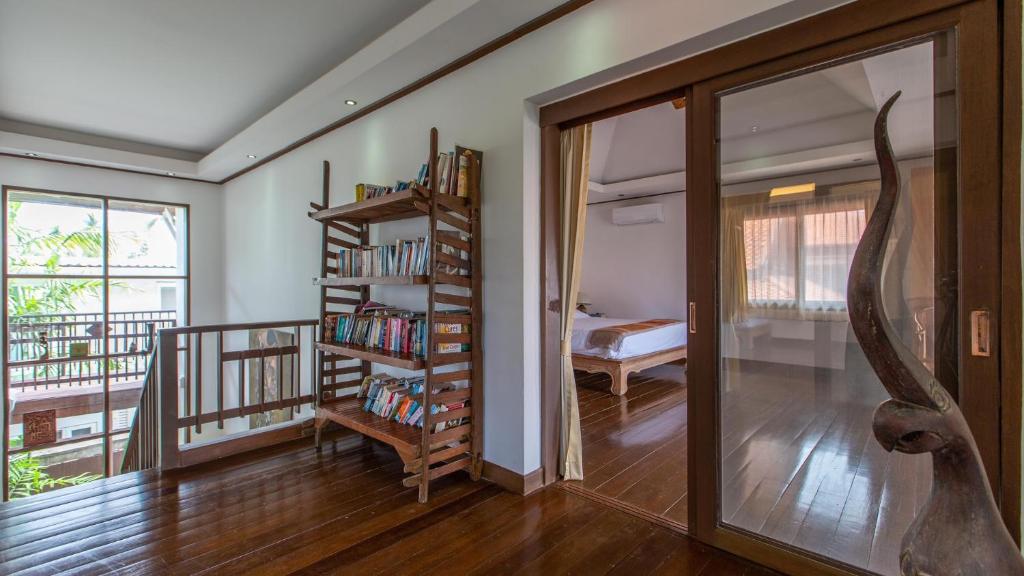 Tropical 4-bedroom Beachside villa with Rooftop Terrace in Hua Thanon for sale