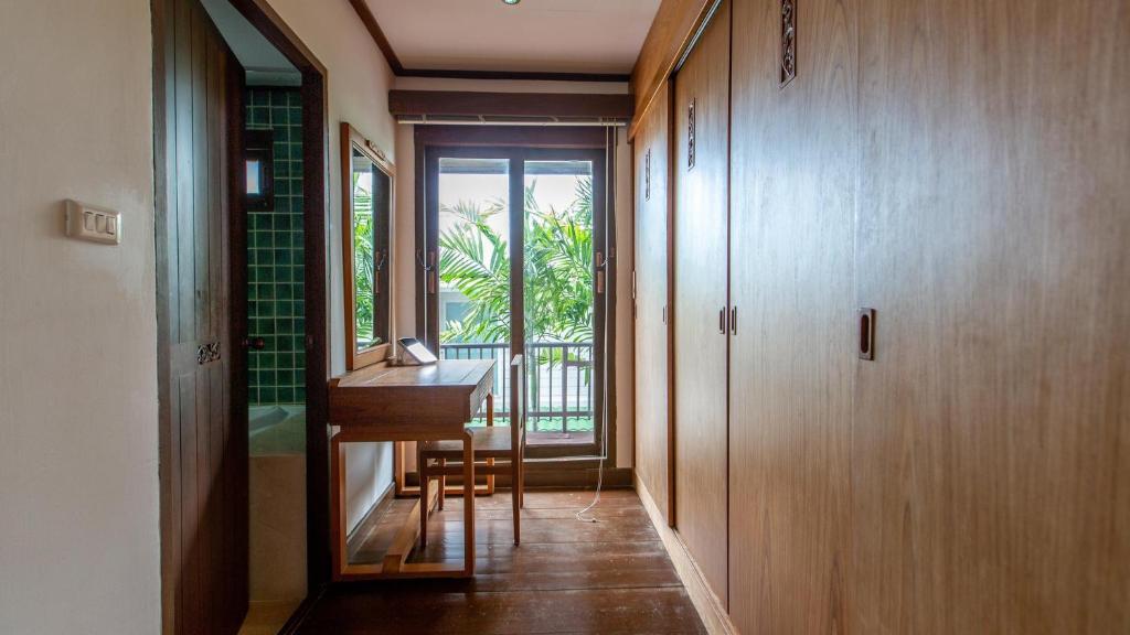 Tropical 4-bedroom Beachside villa with Rooftop Terrace in Hua Thanon for sale