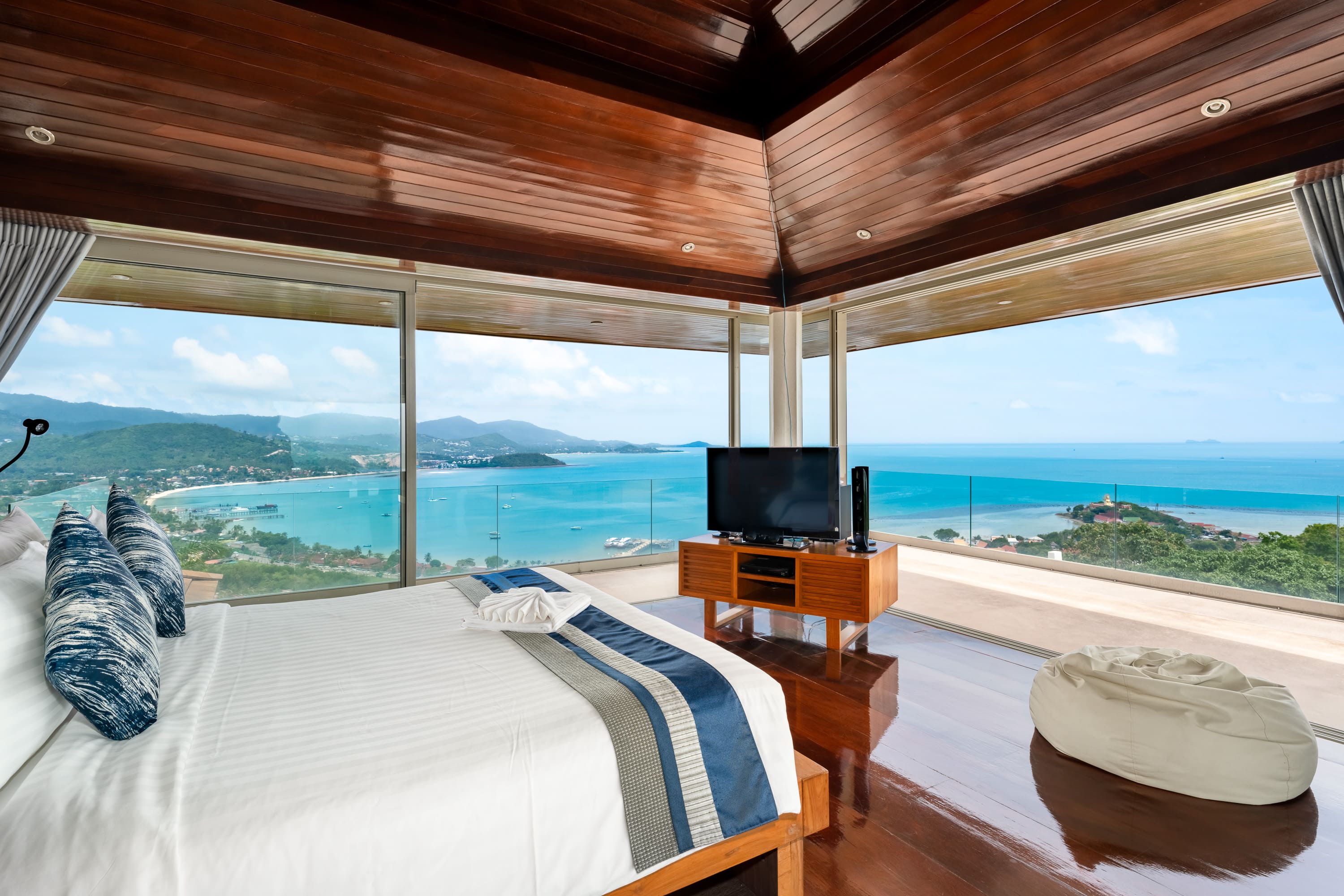 (PRICE REDUCED!) Hilltop Villa with 360-Degree View – 5 Bedroom Villa with Renovation Potential in Plai Laem for Sale