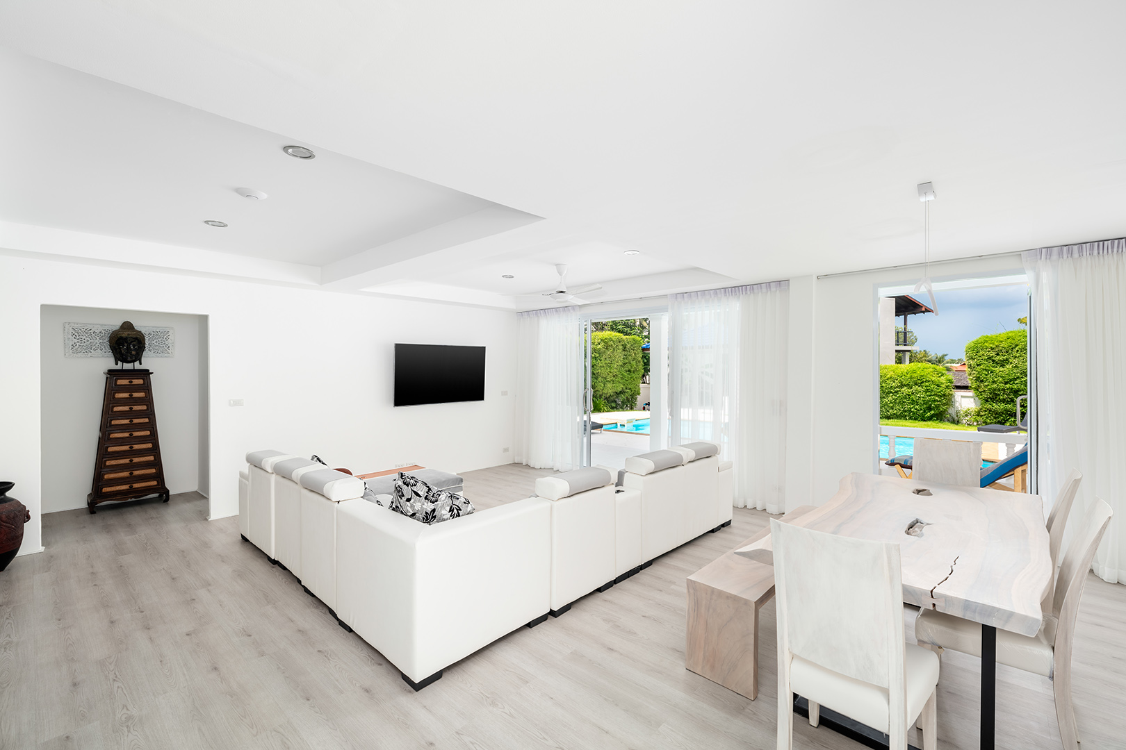 Refurbished 5-Bedroom Garden Pool Villa with Separate Living Spaces in Choengmon For Sale