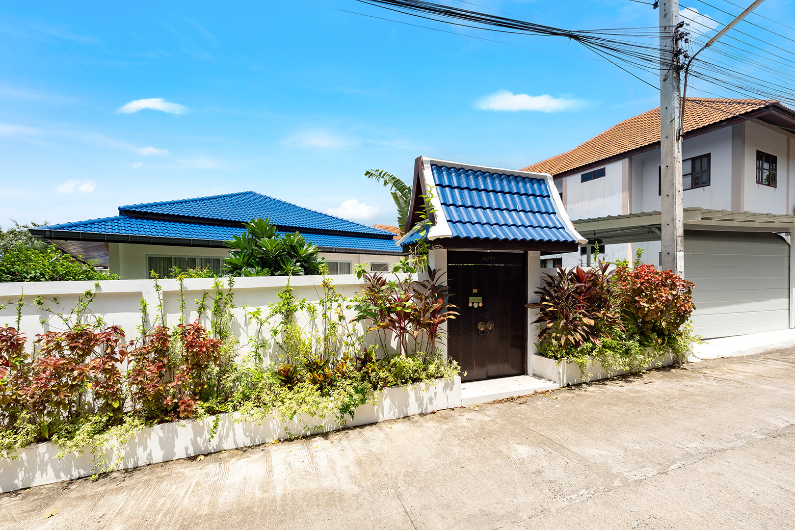 Refurbished 5-Bedroom Garden Pool Villa with Separate Living Spaces in Choengmon For Sale