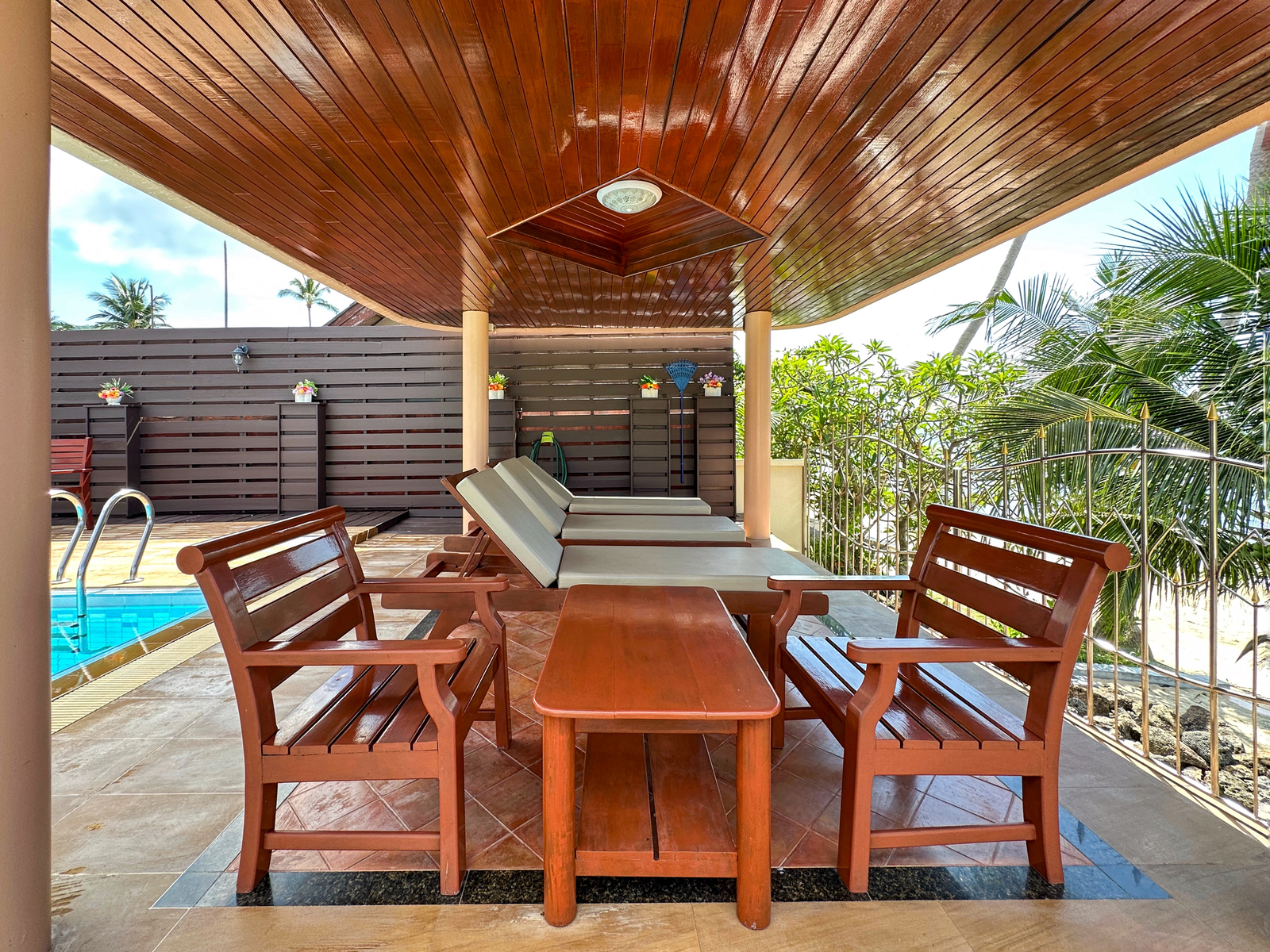 Rare Opportunity 9-Bedroom Beachfront Villa with Redevelopment Potential in Bangpor: Rare Opportunity 9-Bedroom Beachfront Villa with Redevelopment Potential in Bangpor