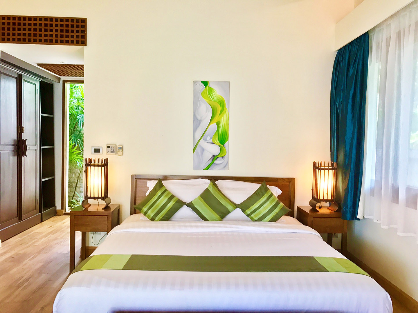 Baan Chom Talay - Classic 5 Bedroom Beachfront Villa in Lipa Noi for sale