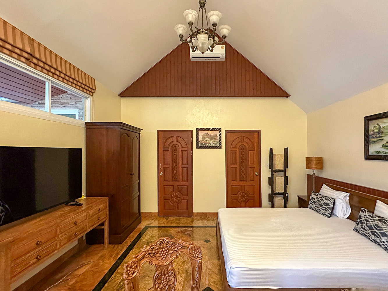 Rare Opportunity 9-Bedroom Beachfront Villa with Redevelopment Potential in Bangpor: Rare Opportunity 9-Bedroom Beachfront Villa with Redevelopment Potential in Bangpor