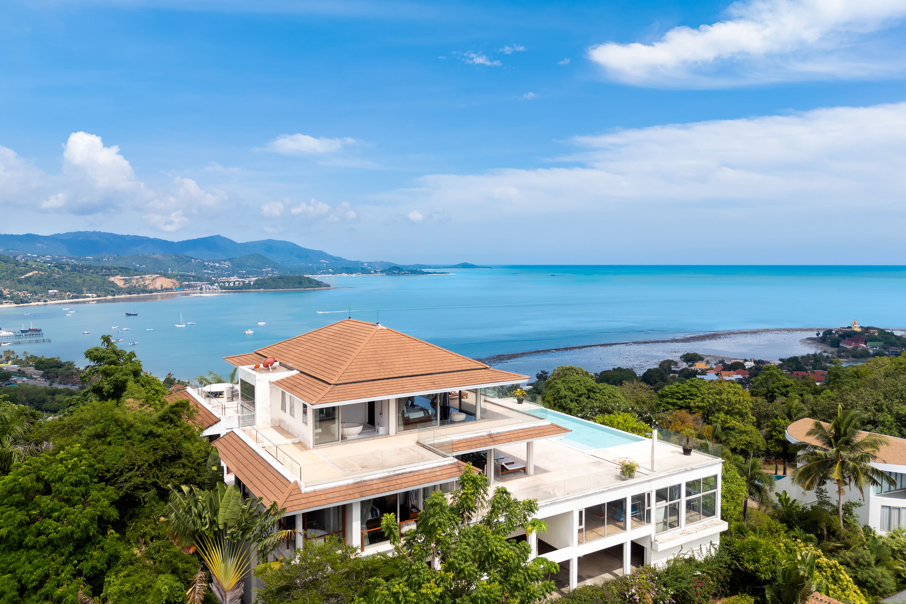 (PRICE REDUCED!) Hilltop Villa with 360-Degree View – 5 Bedroom Villa with Renovation Potential in Plai Laem for Sale