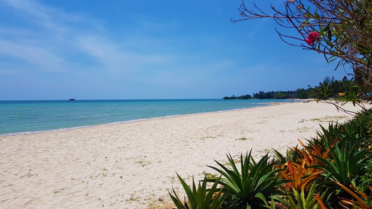 Tropical 4-bedroom Beachside villa with Rooftop Terrace in Hua Thanon for sale