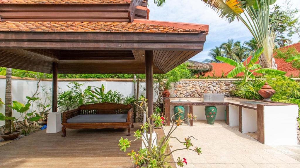 Tropical 4-bedroom Beachside villa with Rooftop Terrace in Hua Thanon for sale