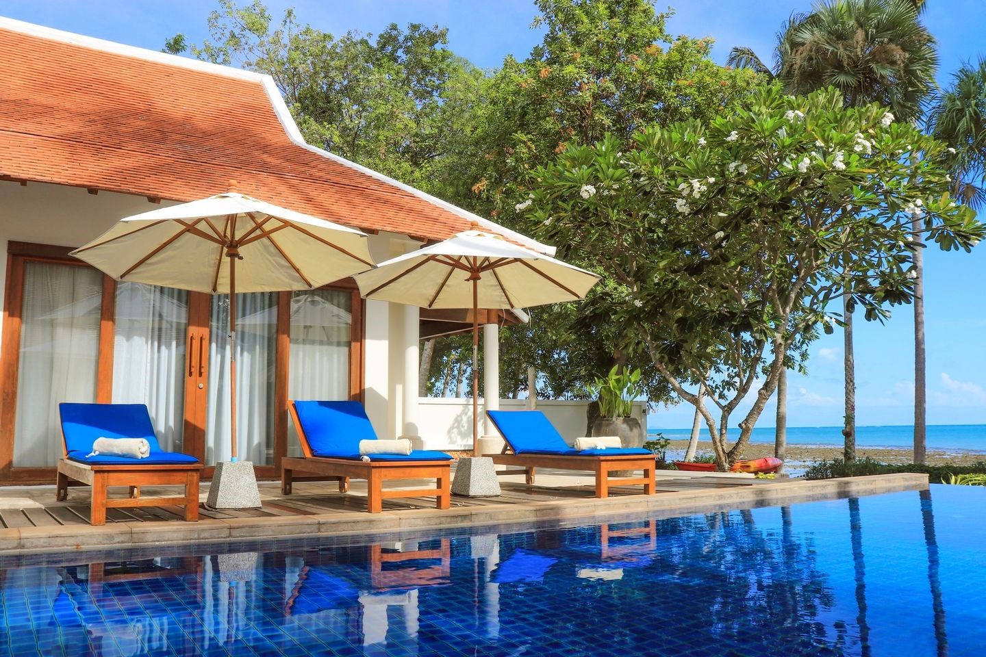 Baan Chom Talay - Classic 5 Bedroom Beachfront Villa in Lipa Noi for sale
