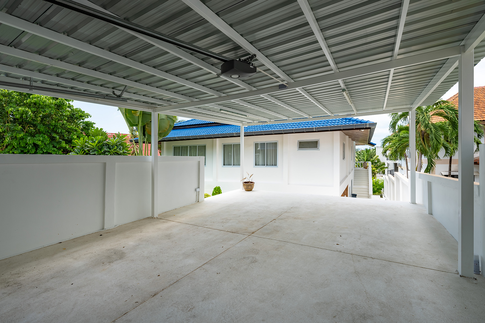 Refurbished 5-Bedroom Garden Pool Villa with Separate Living Spaces in Choengmon For Sale