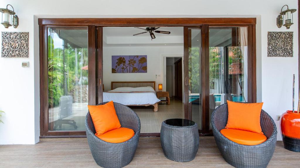 Tropical 4-bedroom Beachside villa with Rooftop Terrace in Hua Thanon for sale
