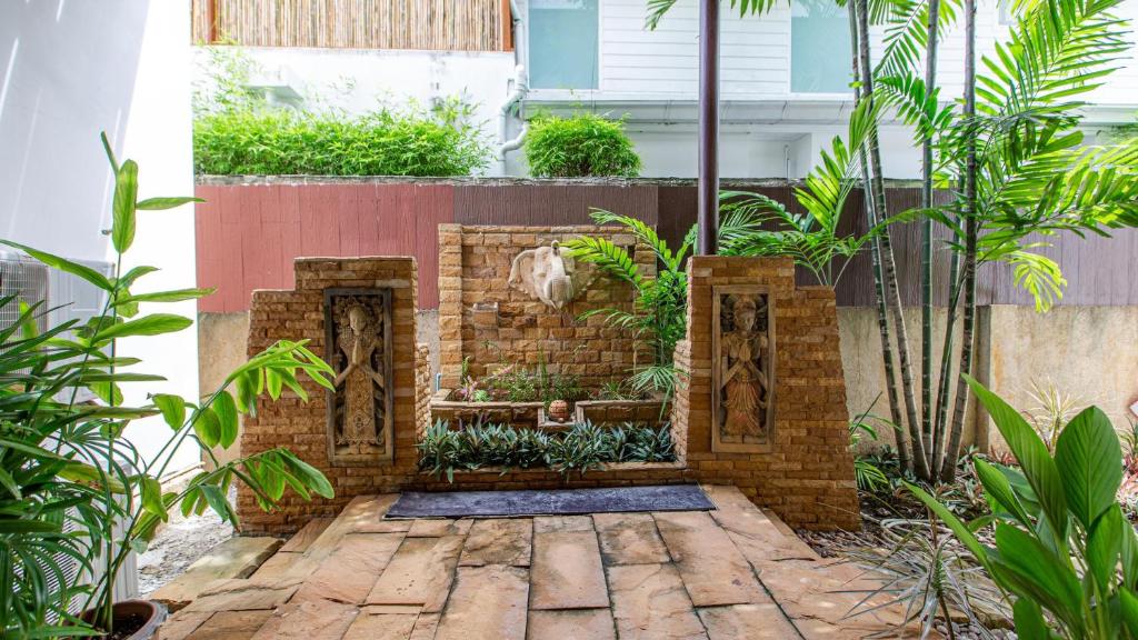 Tropical 4-bedroom Beachside villa with Rooftop Terrace in Hua Thanon for sale