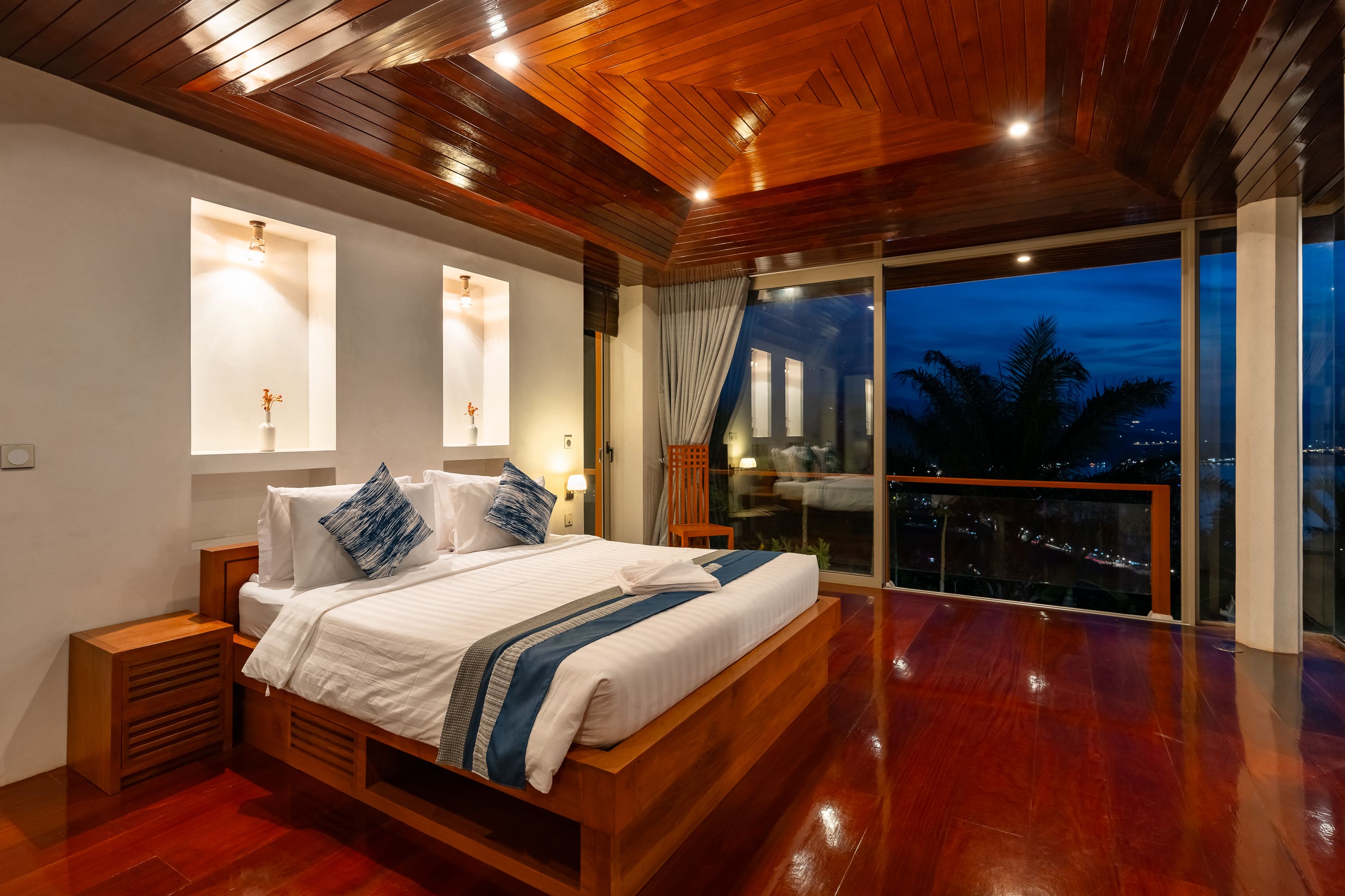 (PRICE REDUCED!) Hilltop Villa with 360-Degree View – 5 Bedroom Villa with Renovation Potential in Plai Laem for Sale