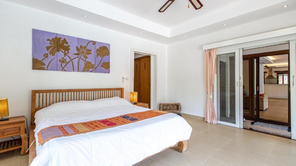 Tropical 4-bedroom Beachside villa with Rooftop Terrace in Hua Thanon for sale