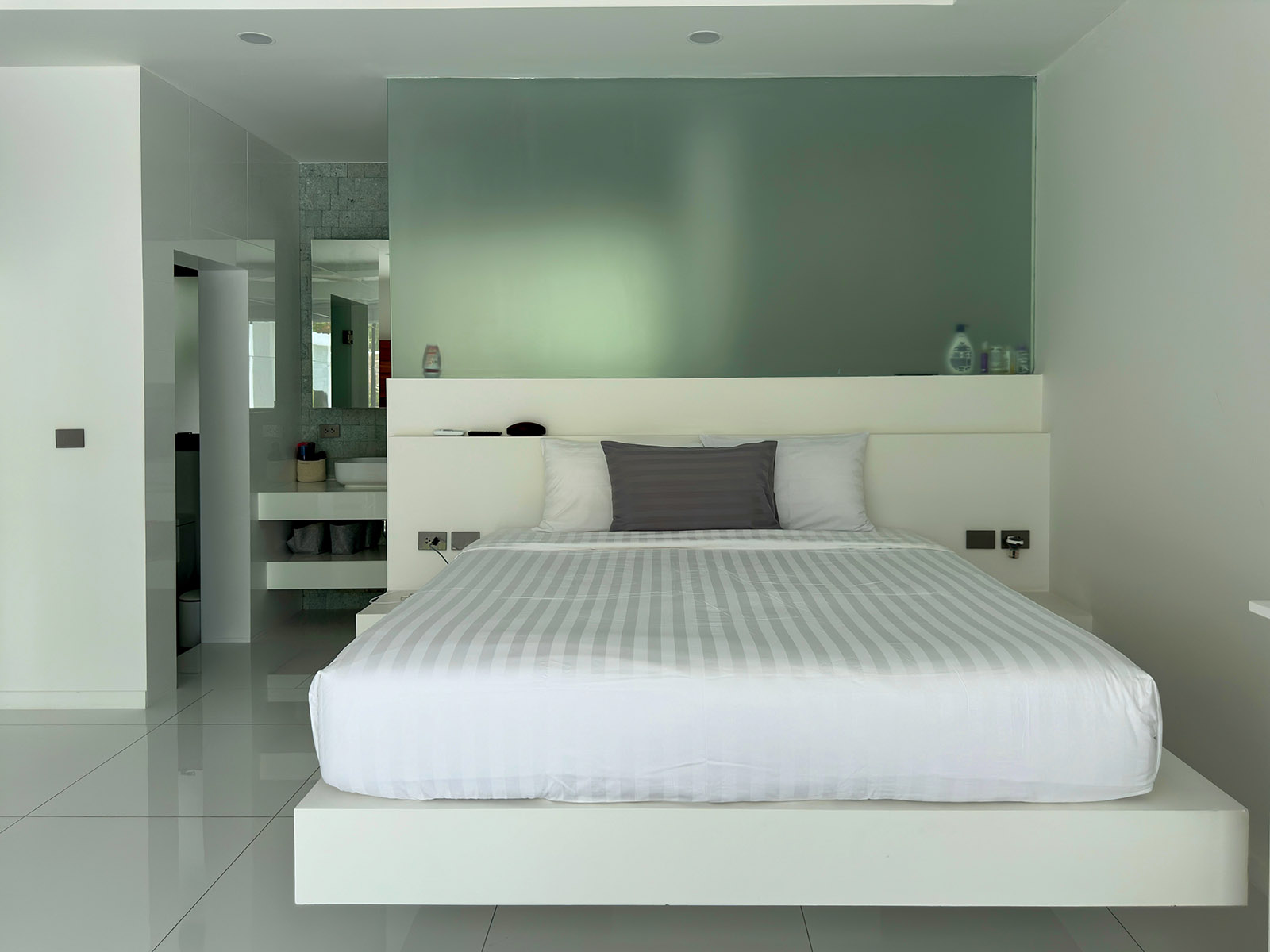 Tropical Balinese 4 Bedroom Garden Pool Villa in Maenam for Sale