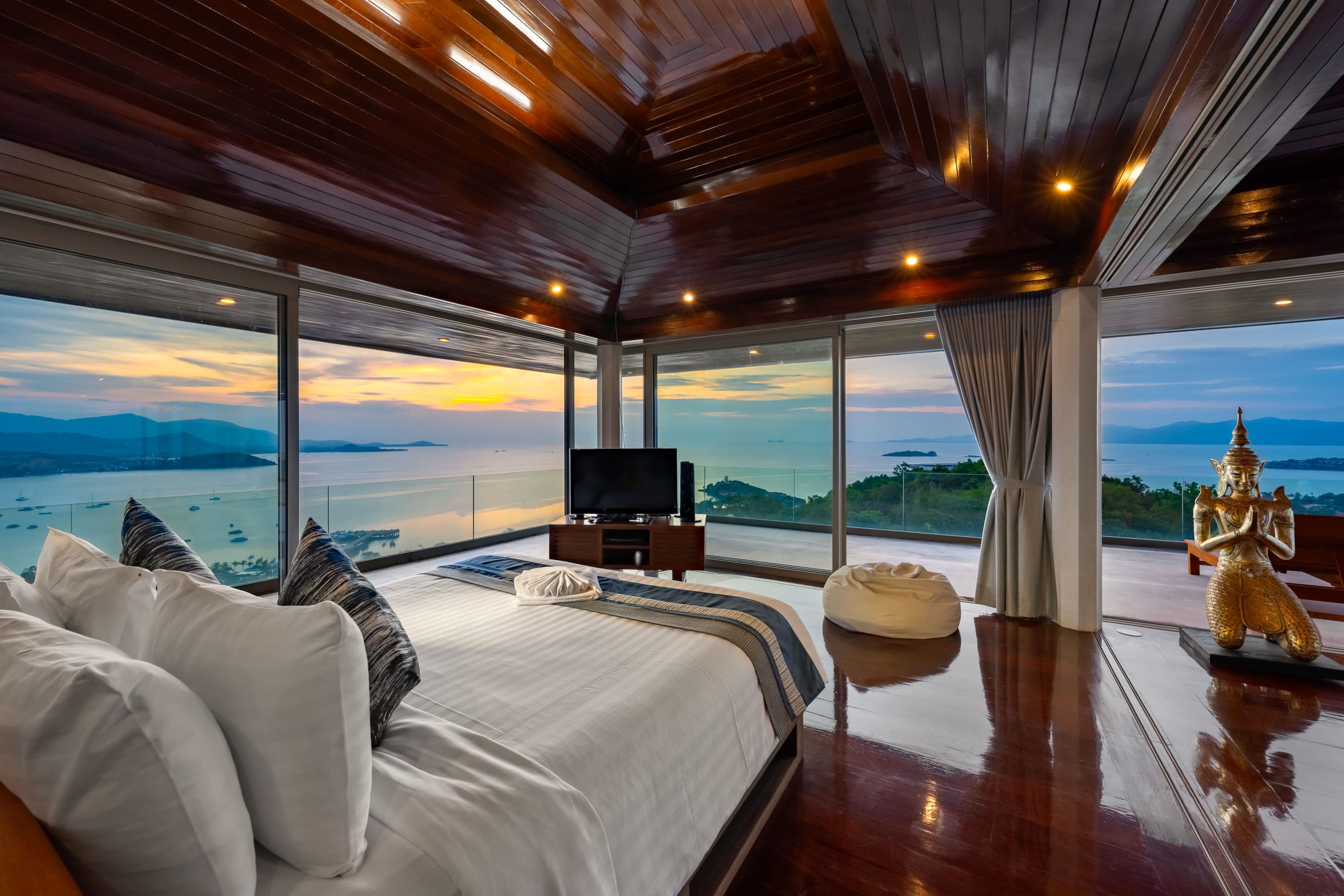 (PRICE REDUCED!) Hilltop Villa with 360-Degree View – 5 Bedroom Villa with Renovation Potential in Plai Laem for Sale