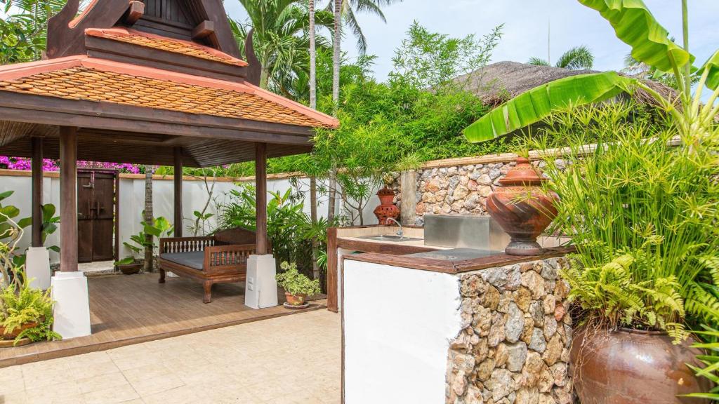 Tropical 4-bedroom Beachside villa with Rooftop Terrace in Hua Thanon for sale