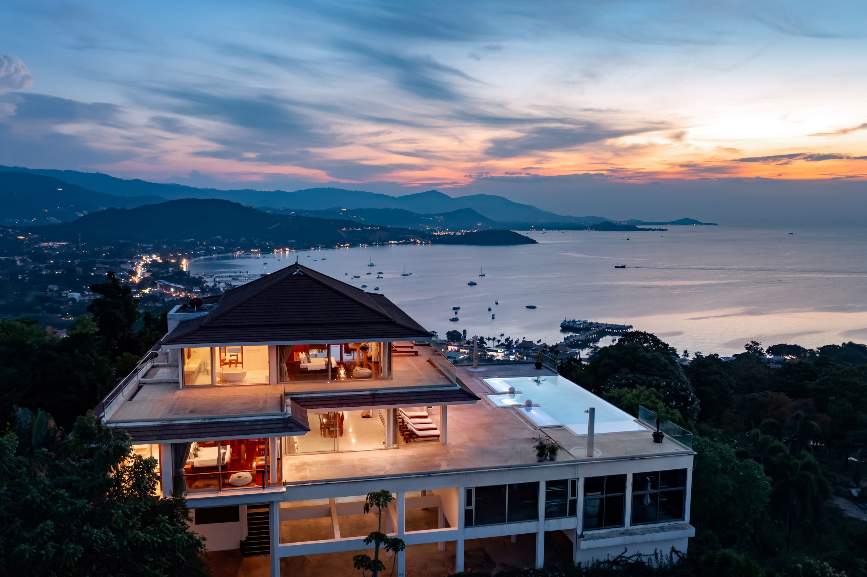 (PRICE REDUCED!) Hilltop Villa with 360-Degree View – 5 Bedroom Villa with Renovation Potential in Plai Laem for Sale