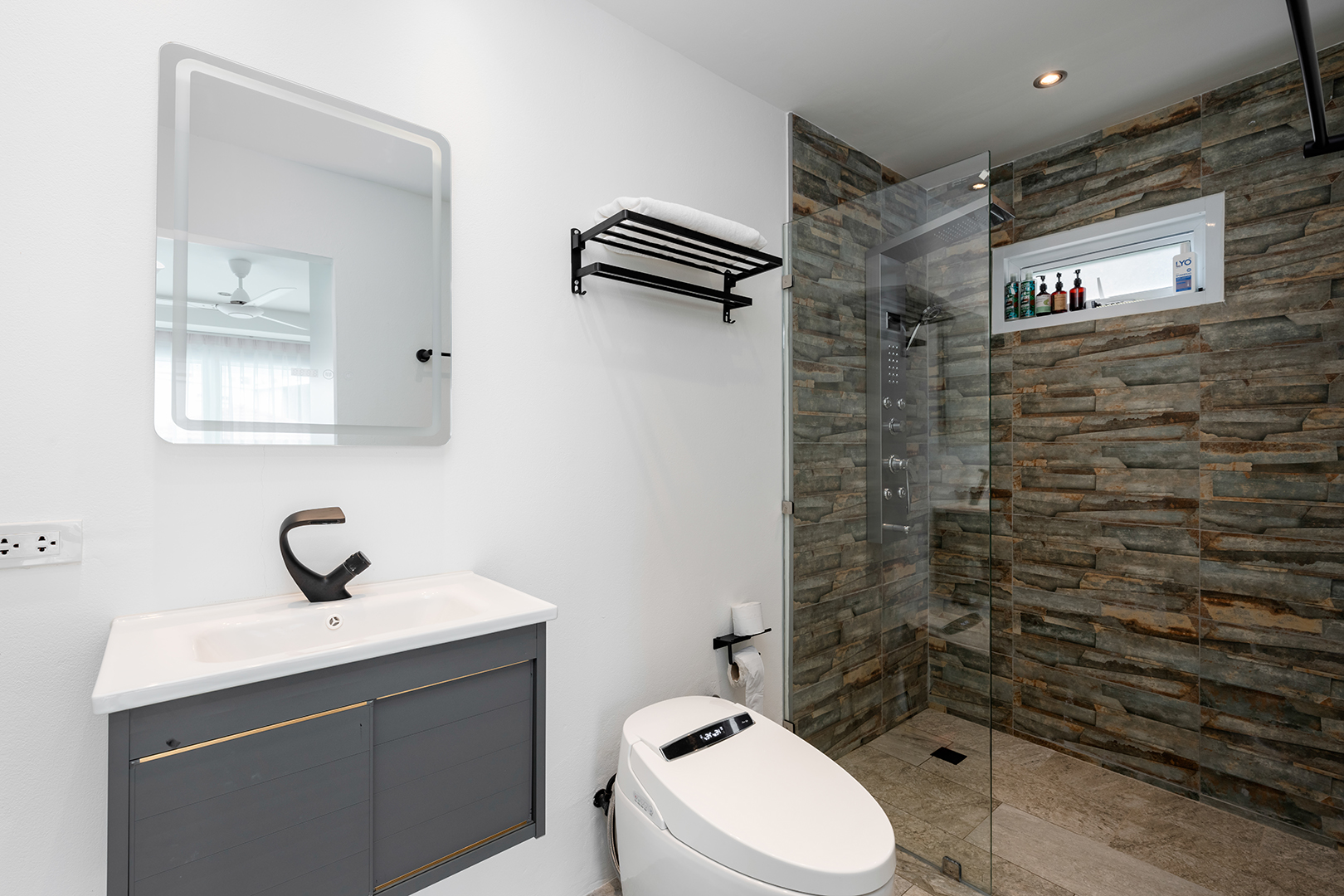 Refurbished 5-Bedroom Garden Pool Villa with Separate Living Spaces in Choengmon For Sale