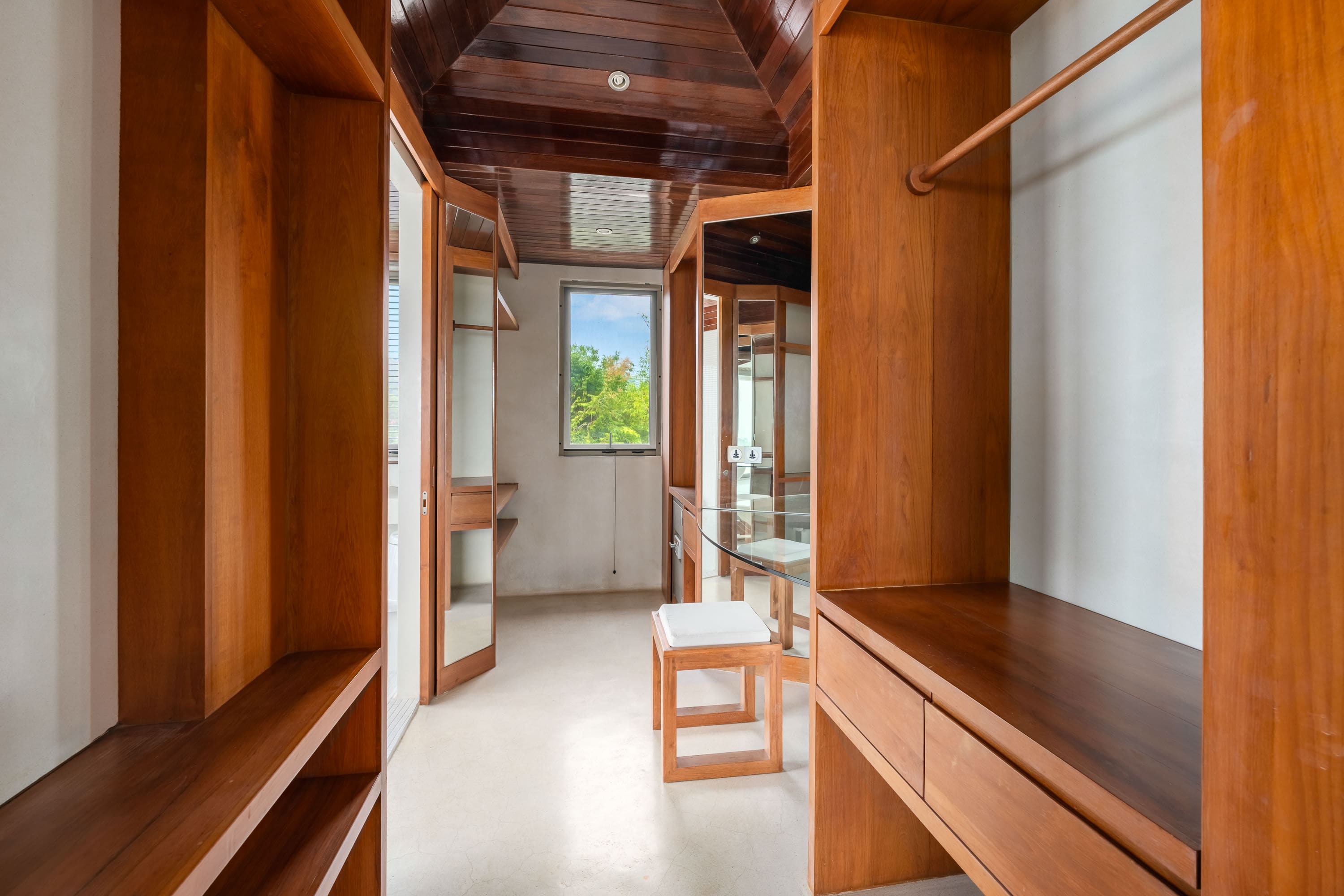 (PRICE REDUCED!) Hilltop Villa with 360-Degree View – 5 Bedroom Villa with Renovation Potential in Plai Laem for Sale