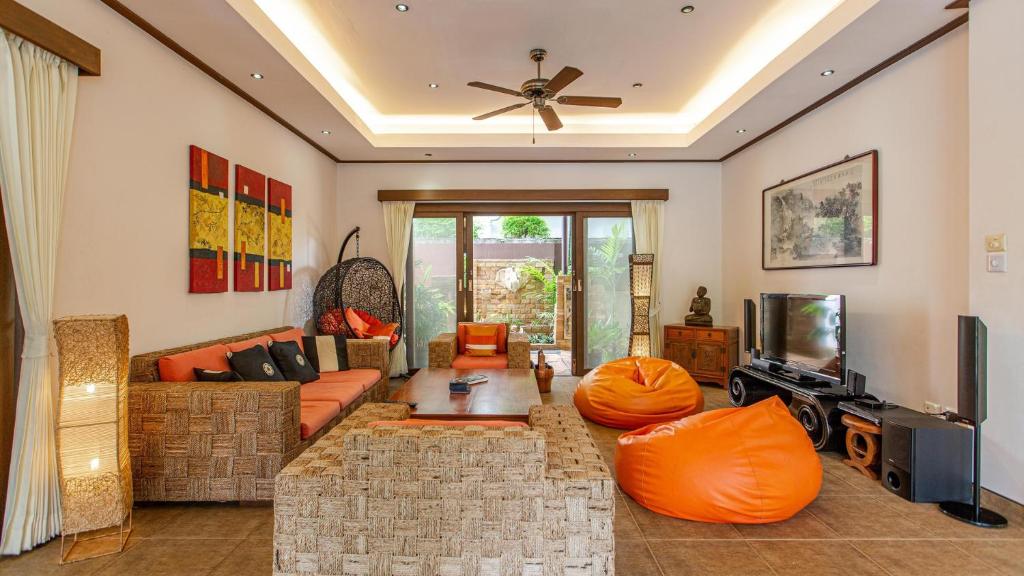 Tropical 4-bedroom Beachside villa with Rooftop Terrace in Hua Thanon for sale