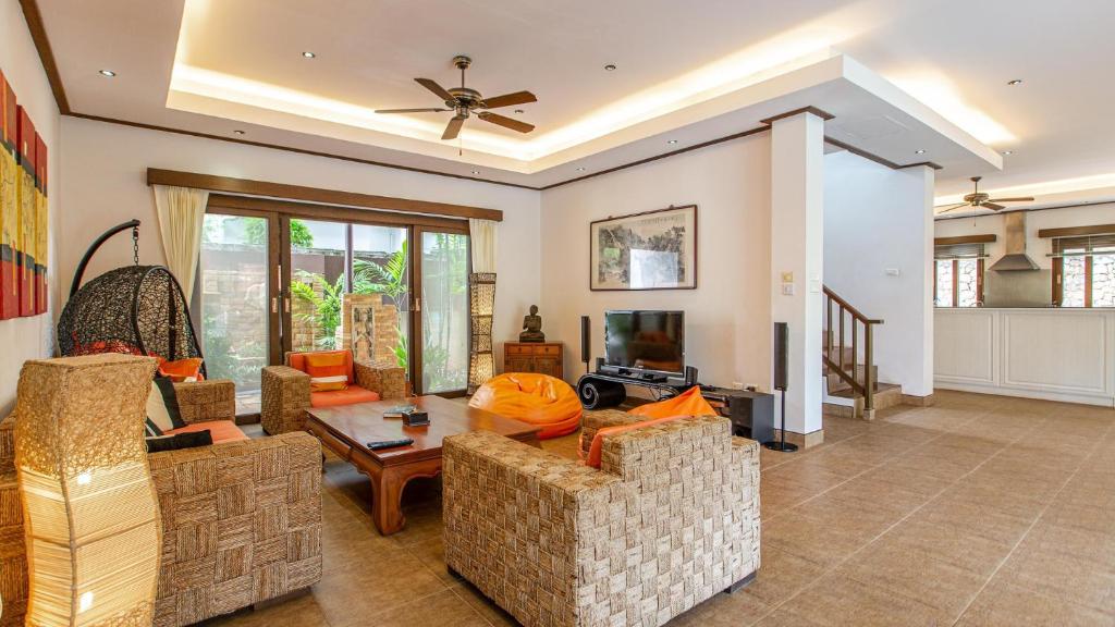 Tropical 4-bedroom Beachside villa with Rooftop Terrace in Hua Thanon for sale