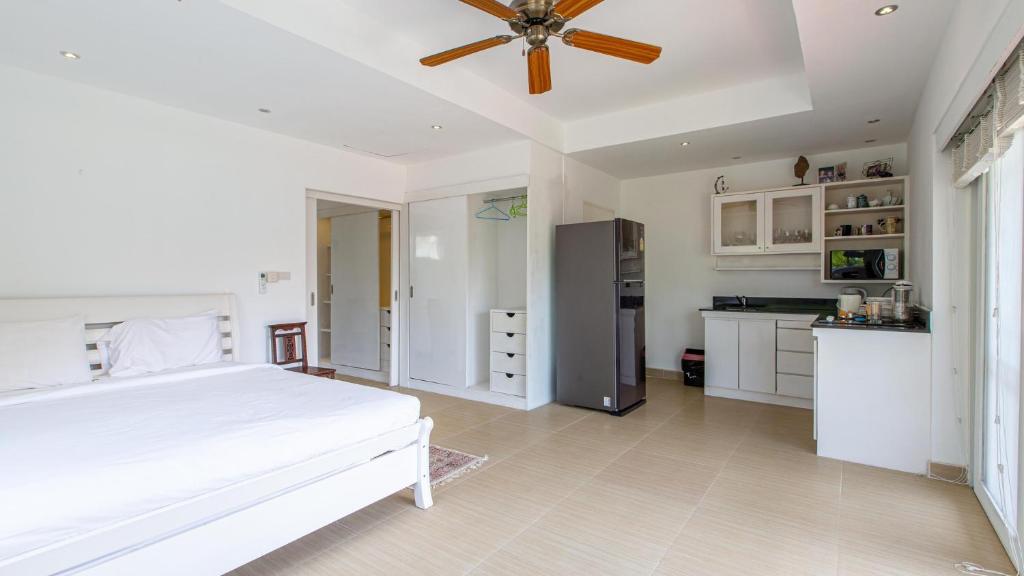 Tropical 4-bedroom Beachside villa with Rooftop Terrace in Hua Thanon for sale