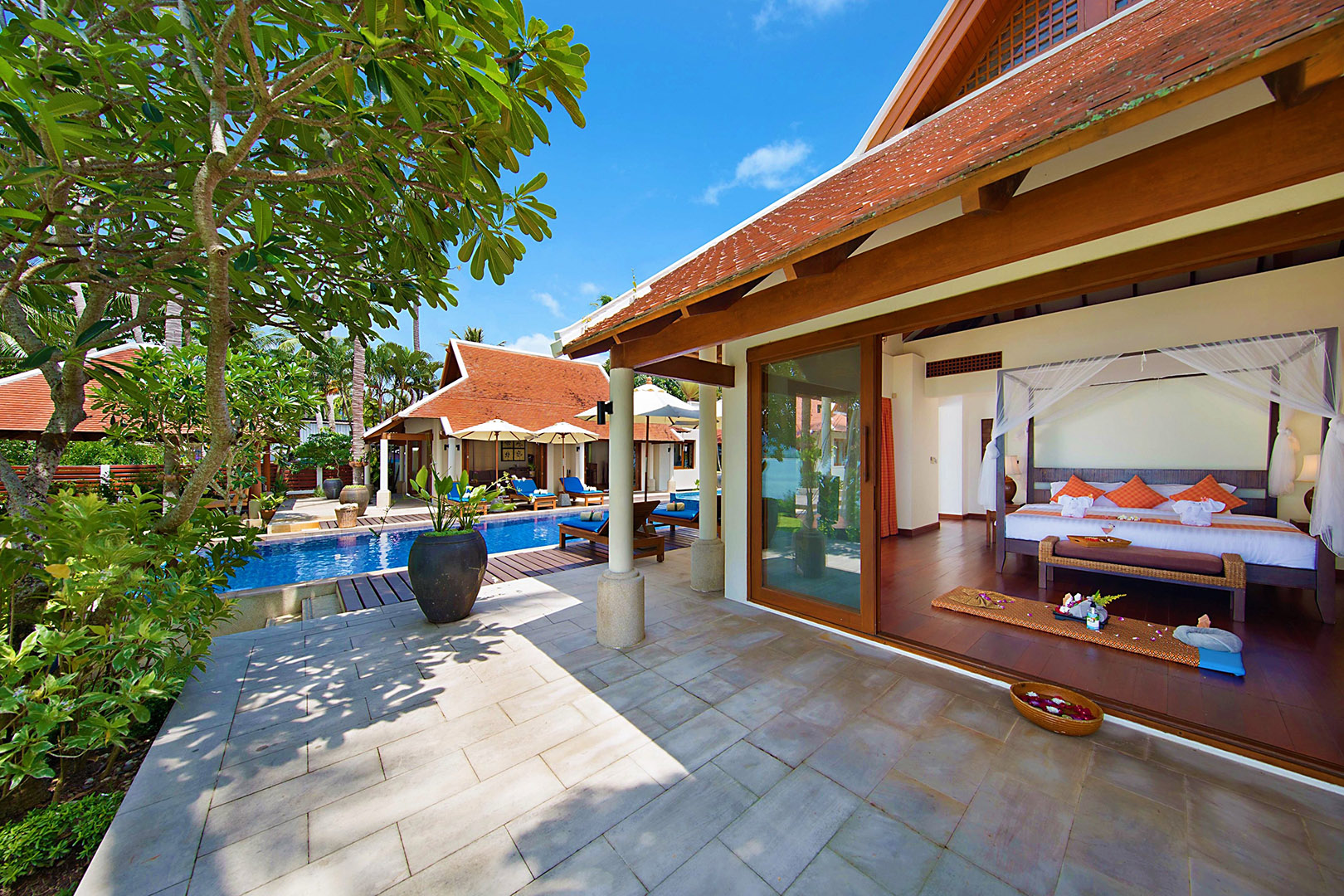 Baan Chom Talay - Classic 5 Bedroom Beachfront Villa in Lipa Noi for sale
