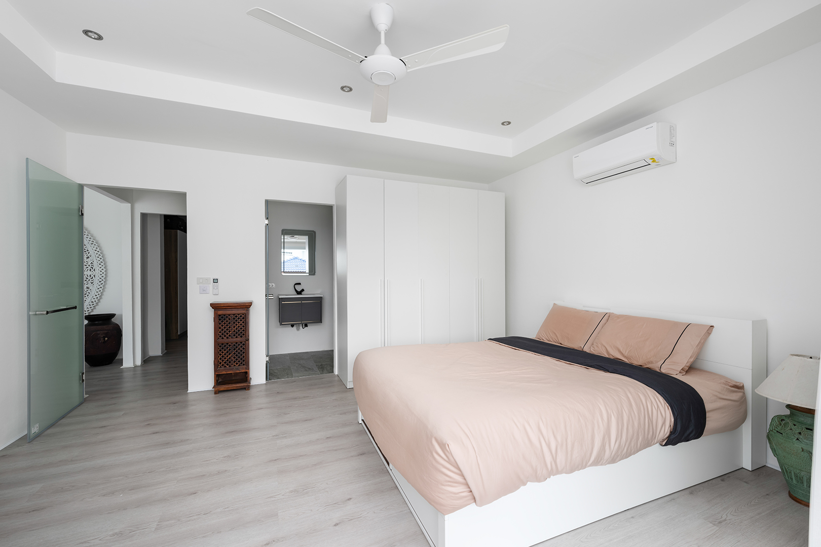 Refurbished 5-Bedroom Garden Pool Villa with Separate Living Spaces in Choengmon For Sale