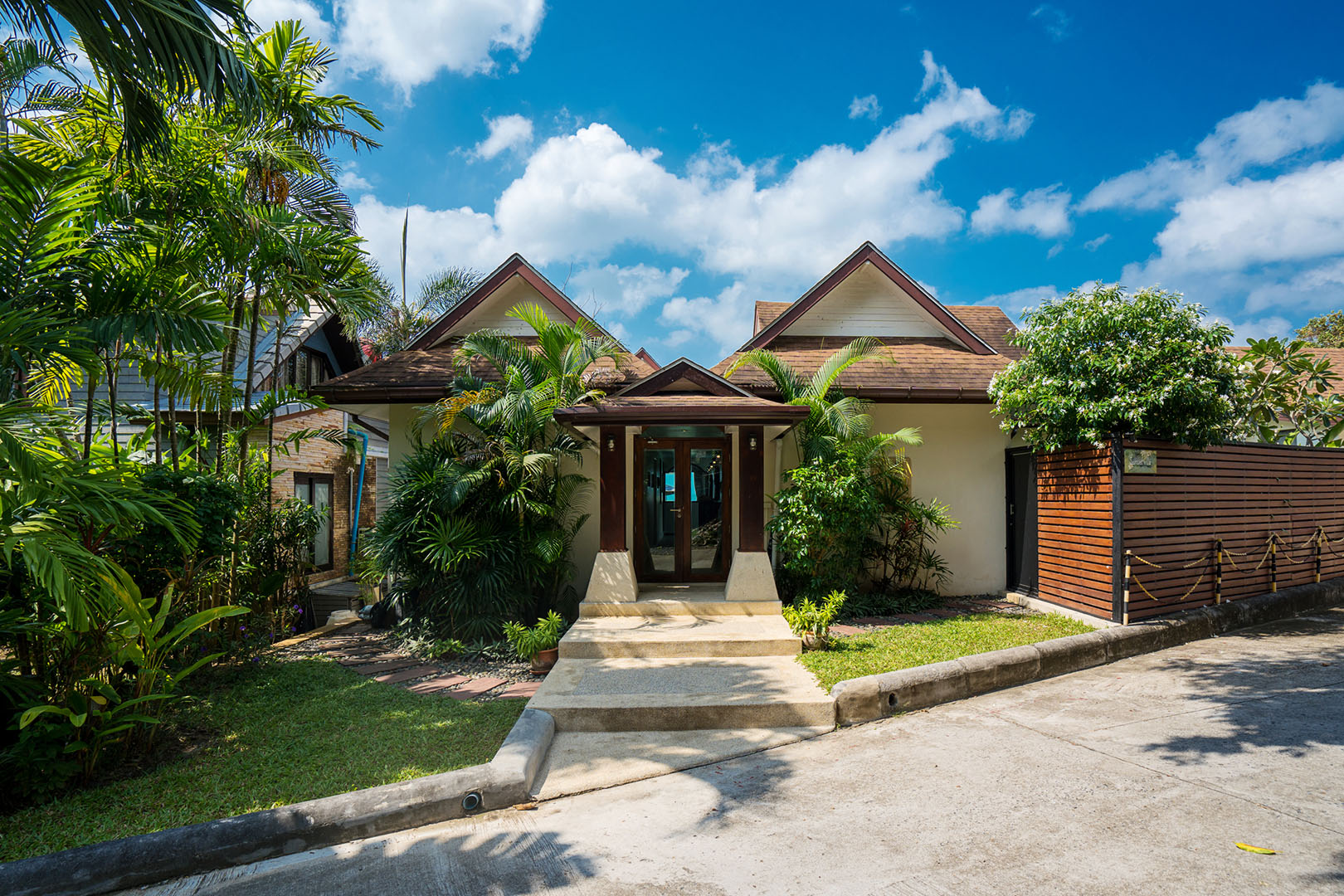 Indu Sunset – Comfortable 4 Bedroom Beachfront Pool Villa in Bang Makham for sale: Indu Sunset – Comfortable 4 Bedroom Beachfront Pool Villa in Bang Makham for sale