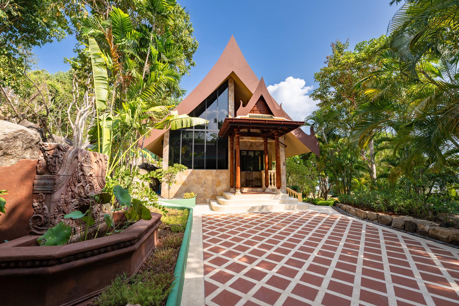 Villa Ladylagoon – Rare 8 Bedroom Beachfront villa in Laem Set for sale