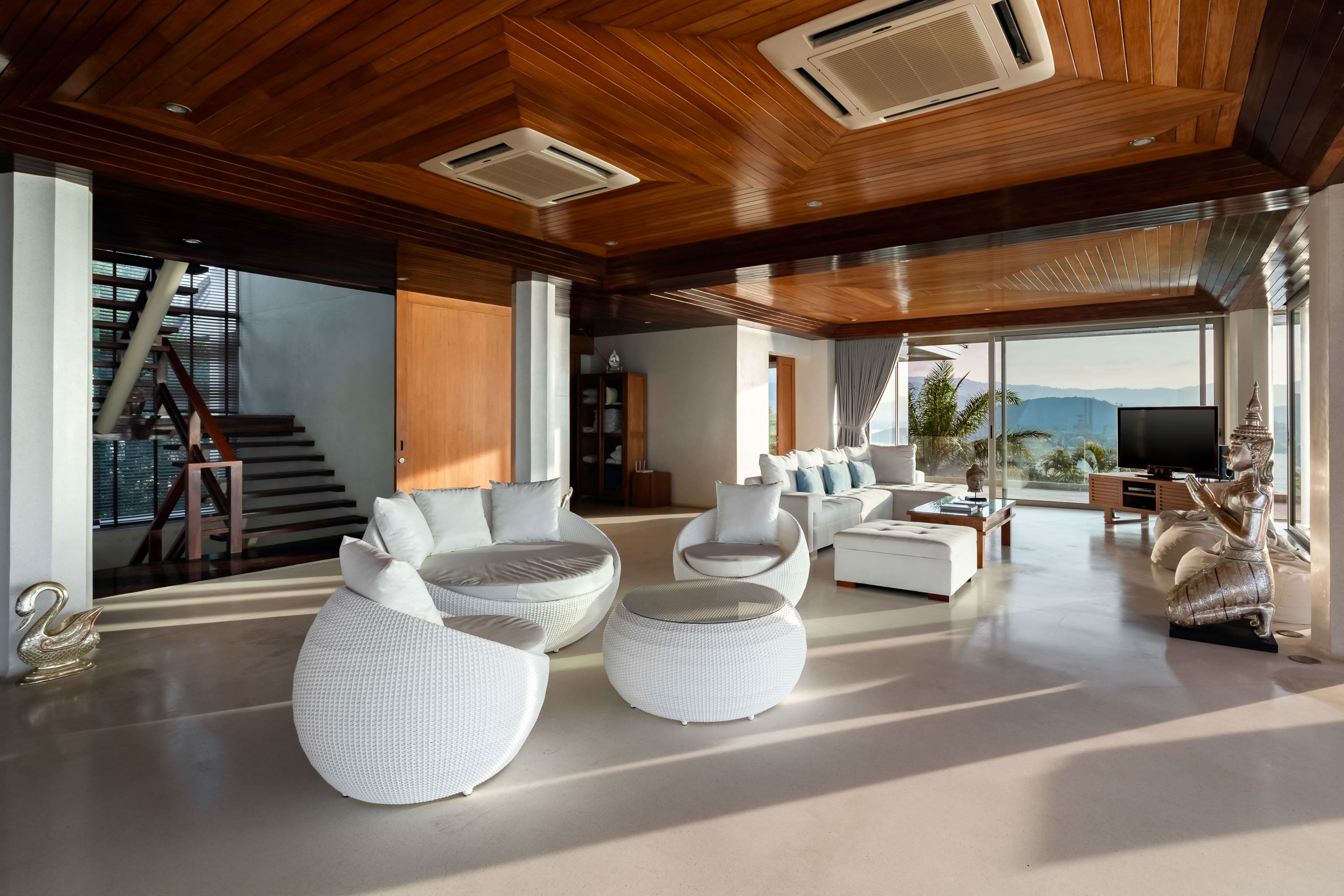 (PRICE REDUCED!) Hilltop Villa with 360-Degree View – 5 Bedroom Villa with Renovation Potential in Plai Laem for Sale