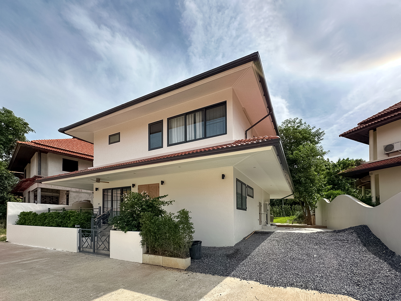 New Built Beachside 3 Bedroom Garden Pool Villa in Thongson Bay Villas for Sale: Discover the epitome of luxury living in this newly built villa, nestled within the prestigious Thongson Bay Villa, a renowned beachside gated community in the highly sought-after Plai Laem area on the northeastern tip of Samui. The community has access t