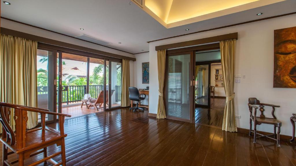 Tropical 4-bedroom Beachside villa with Rooftop Terrace in Hua Thanon for sale