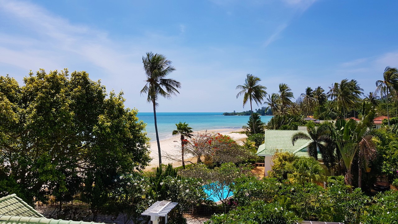 Tropical 4-bedroom Beachside villa with Rooftop Terrace in Hua Thanon for sale